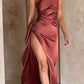 Robe longue fendue en satin drapée à une épaule