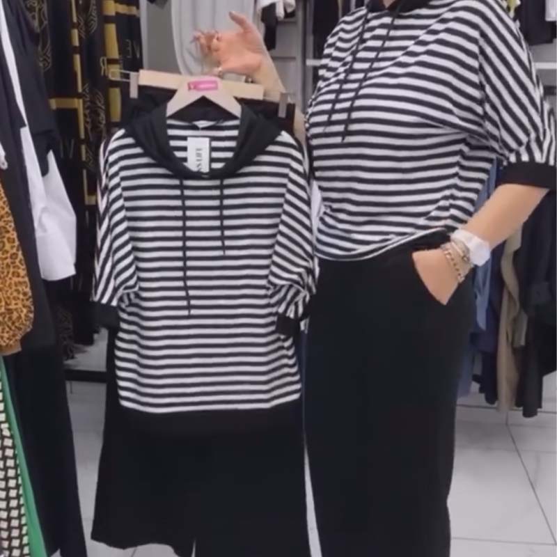 Ensemble pour femme : haut rayé et pantalon de couleur unie