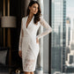 Vestido bodycon elegante para mulher com decote em V e mangas de renda